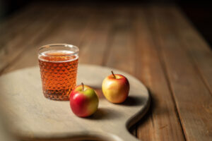 Red Cider with 2 apples